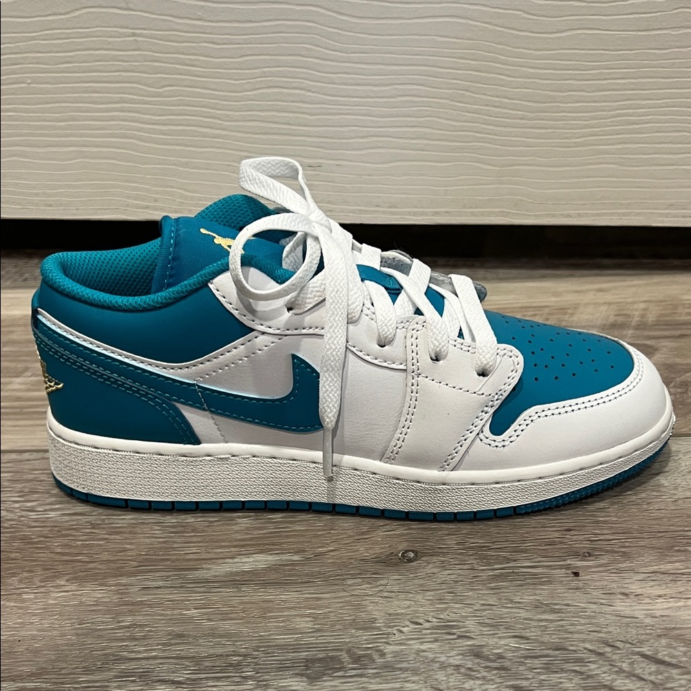 NWOT Nike Jordan 1 Low Aquatone (553560-174) Teal and White. Boys size 5Y - Picture 5 of 10